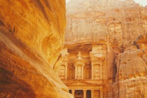 Odkryj Magię Petry: Przewodnik po Ukrytych Skarbach Jordanii