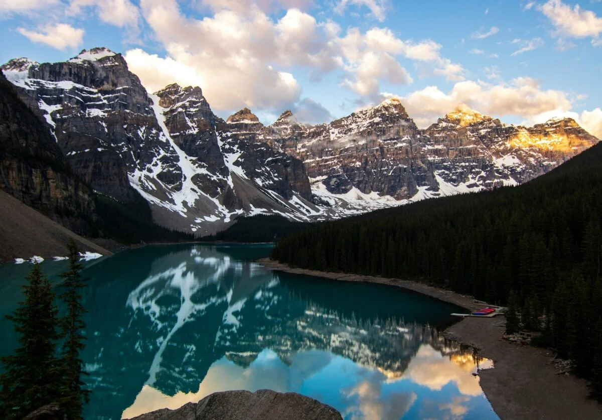 Banff – Malownicze Górskie Miasteczko w Kanadyjskich Górach Skalistych