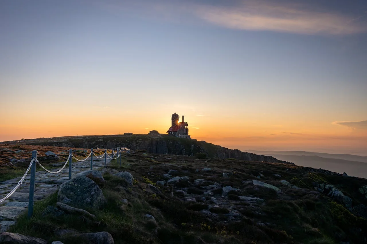 Odkryj Magię Śnieżnych Kotłów: Przewodnik po Karkonoszach dla Fotografów i Turystów