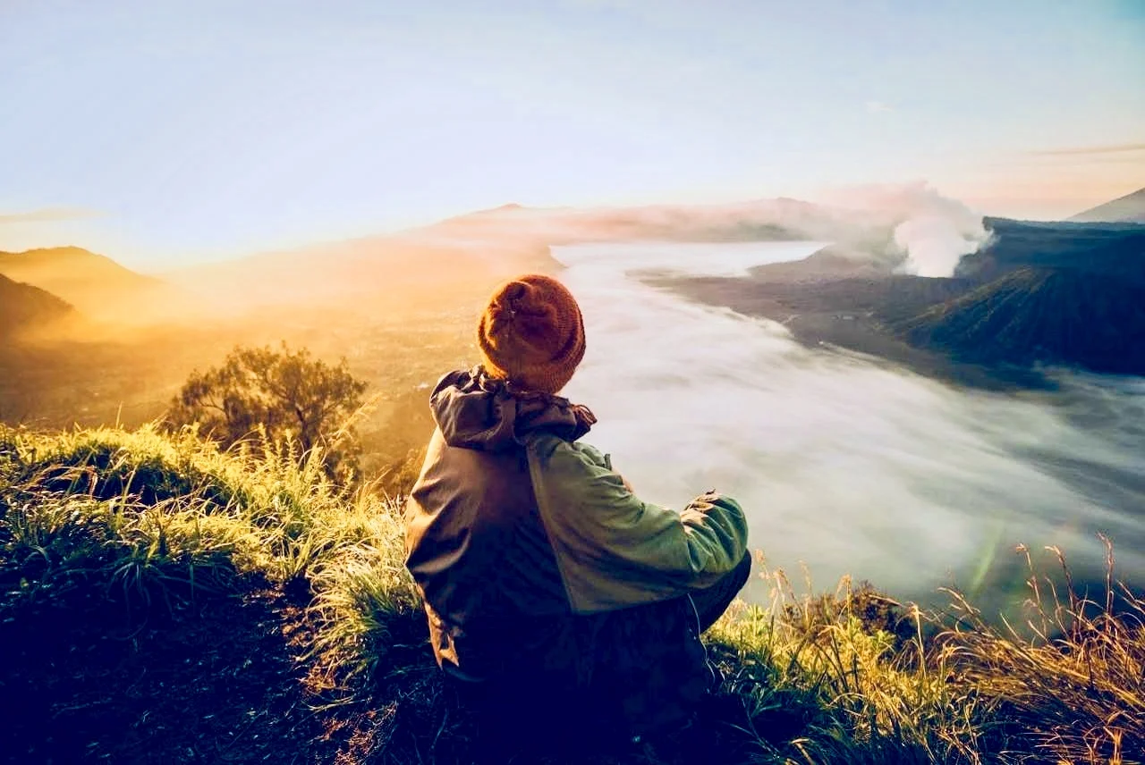 Wschód Słońca na Wulkanach: Przewodnik po Najpiękniejszych Trekkingach w Indonezji