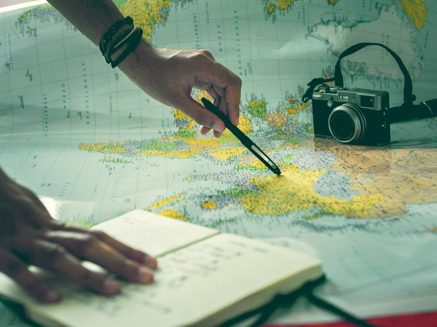 Najlepsze aplikacje podróżnicze 2025 – które ułatwią Ci planowanie