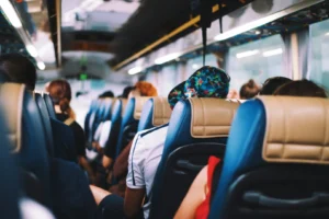 Najlepsze miejsce w autobusie – jak wybrać optymalną pozycję dla komfortowej podróży