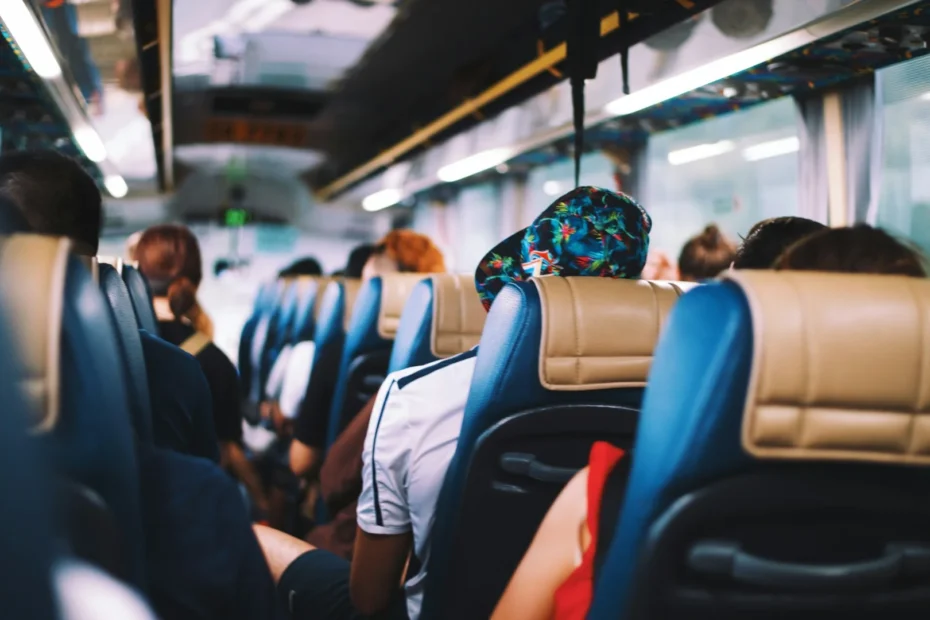 Najlepsze miejsce w autobusie – jak wybrać optymalną pozycję dla komfortowej podróży