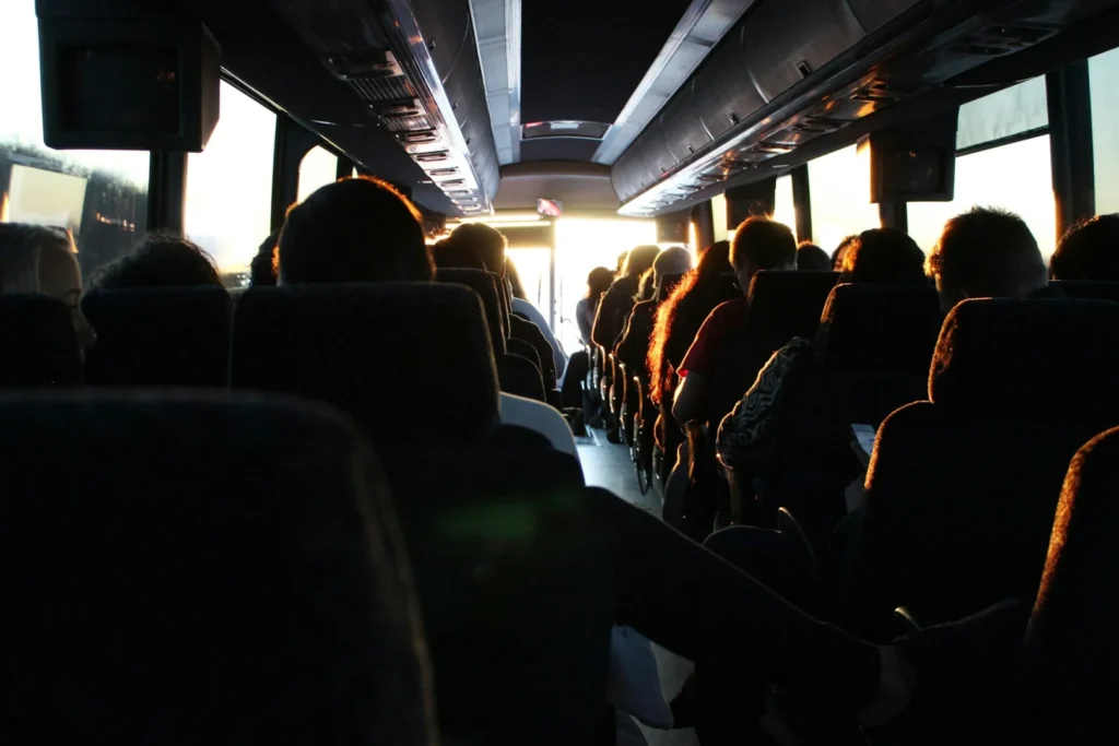Najlepsze miejsce w autobusie – jak wybrać optymalną pozycję dla komfortowej podróży