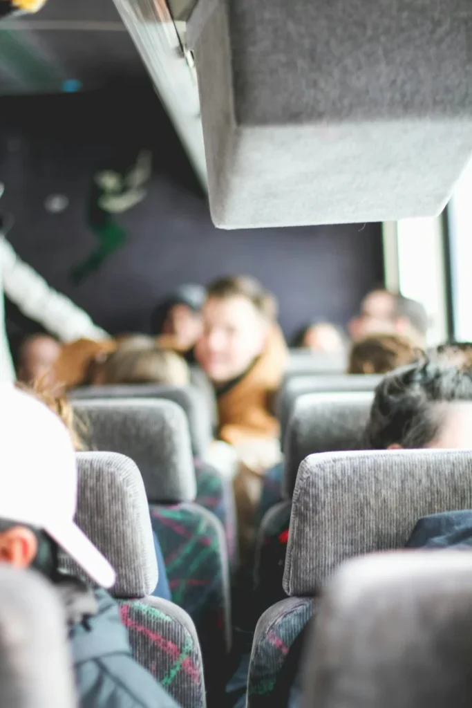 Najlepsze miejsce w autobusie – jak wybrać optymalną pozycję dla komfortowej podróży
