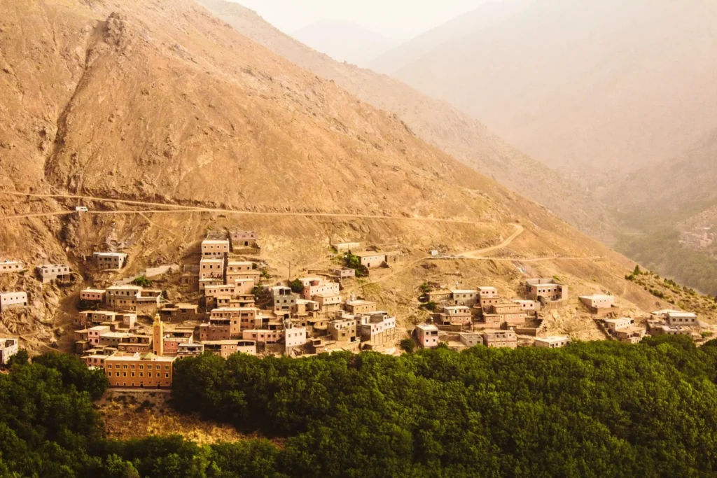 Jebel Toubkal góruje nad doliną Imlil