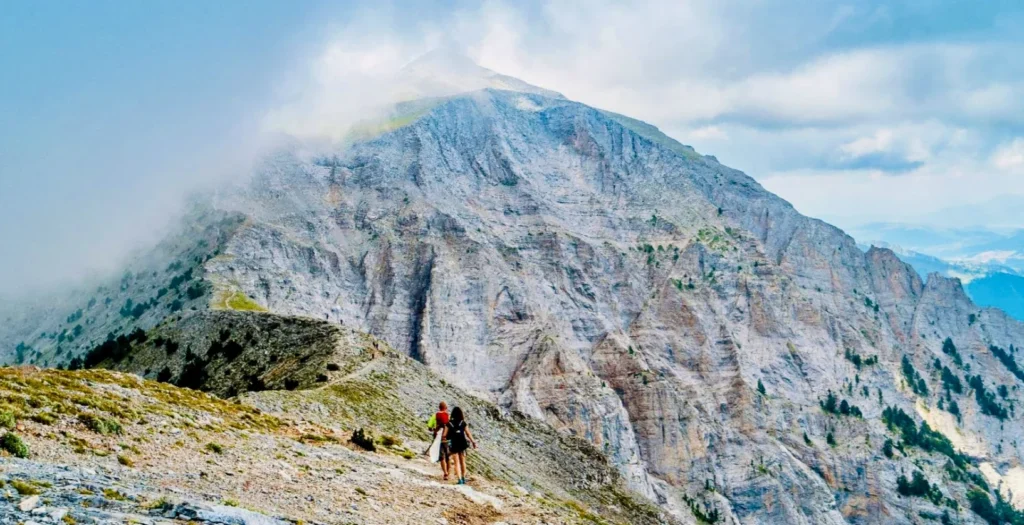 Plateau Muz – malownicze przejście w drodze na Mytikas, gdzie szlak otwiera się na panoramiczne widoki