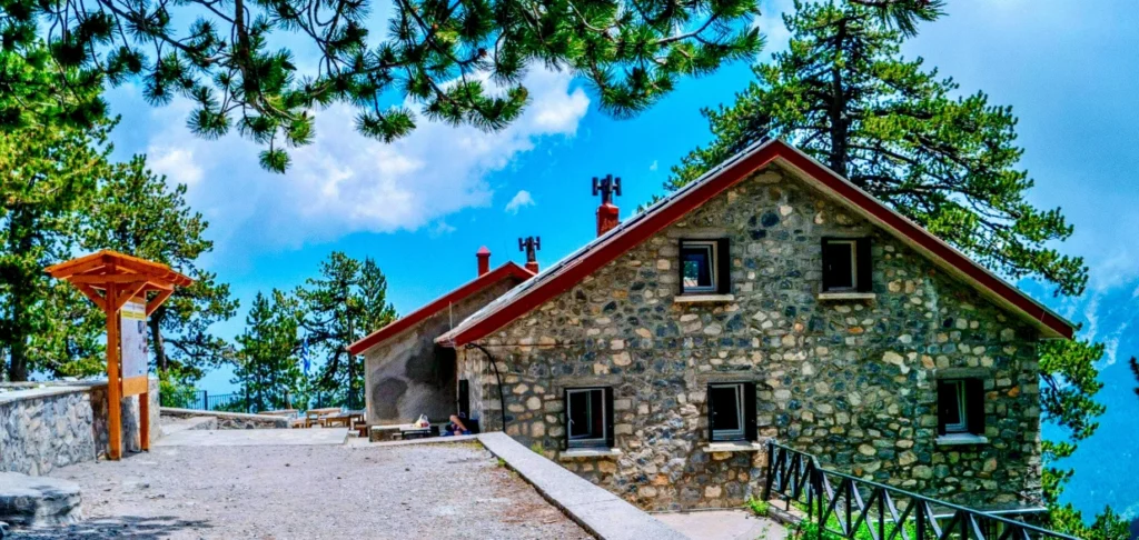 Schronisko Spilios Agapitos na wysokości 2100m – najczęściej wybierane miejsce noclegu przed atakiem szczytowym