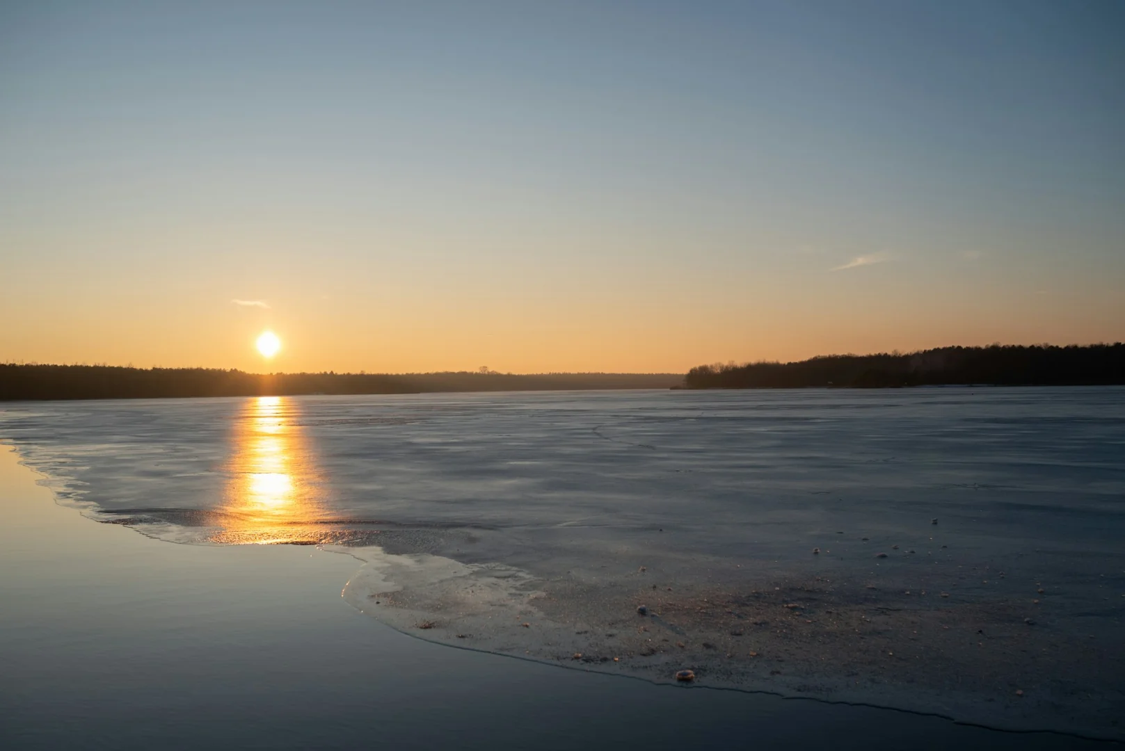 Wypoczynek na Mazurach Zimą: Odkryj Spokój Zamarzniętych Jezior