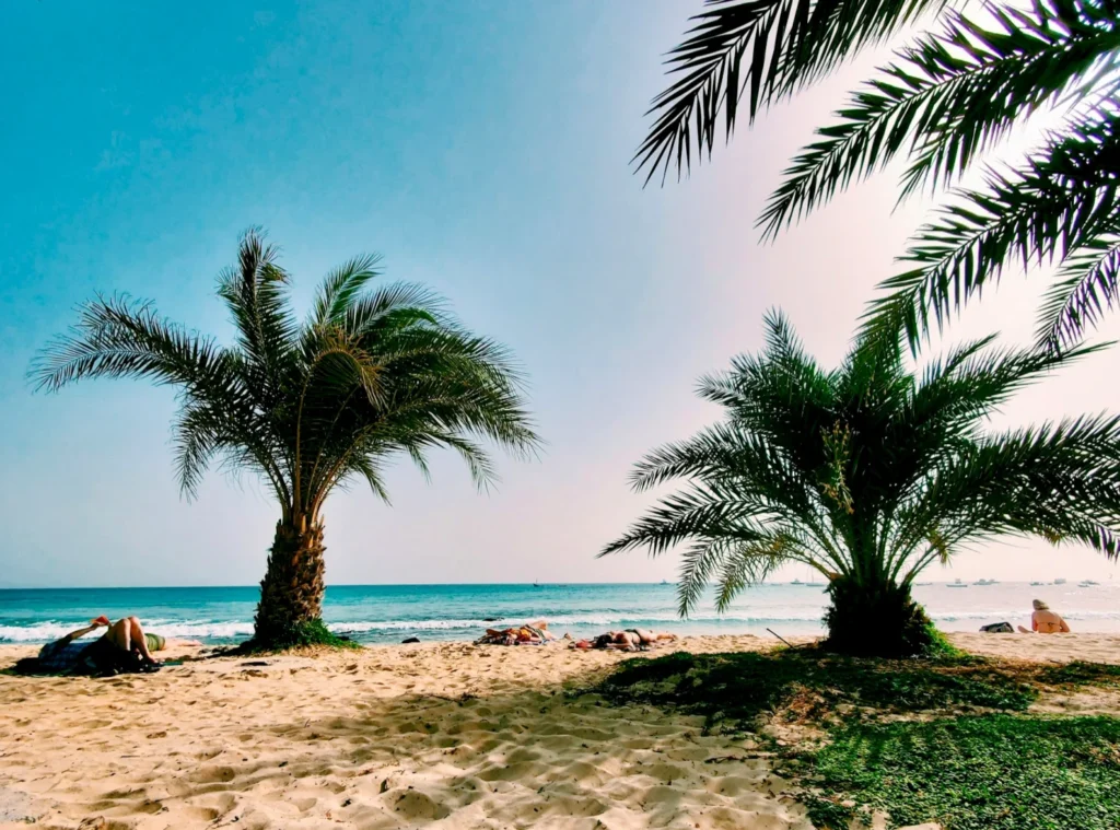 7 najlepszych ciepłych destynacji nad Atlantykiem z górami na wiosenny i letni urlop