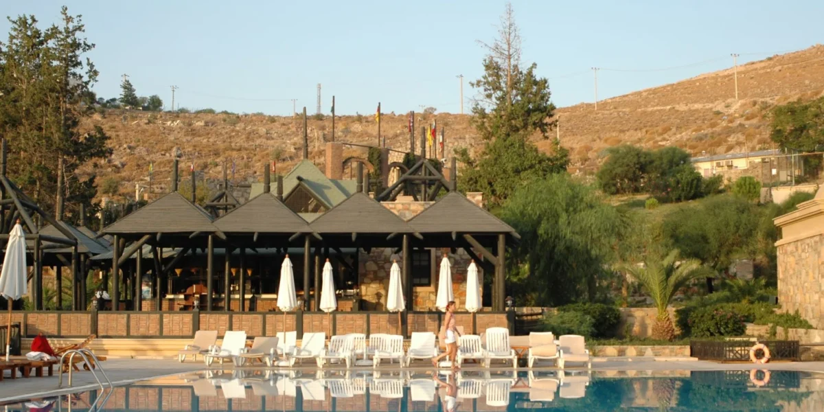 Cozy resort with pool and mountain views, perfect for a relaxing vacation getaway.