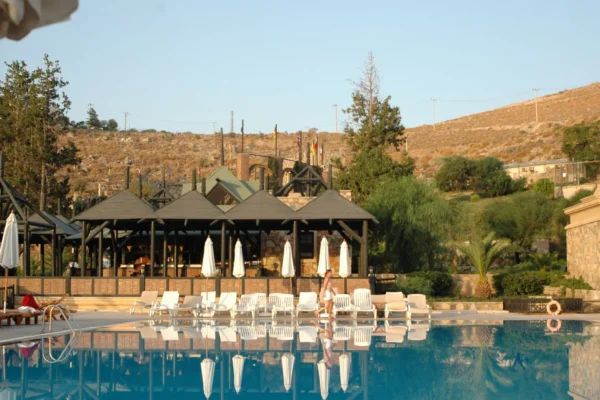 Cozy resort with pool and mountain views, perfect for a relaxing vacation getaway.