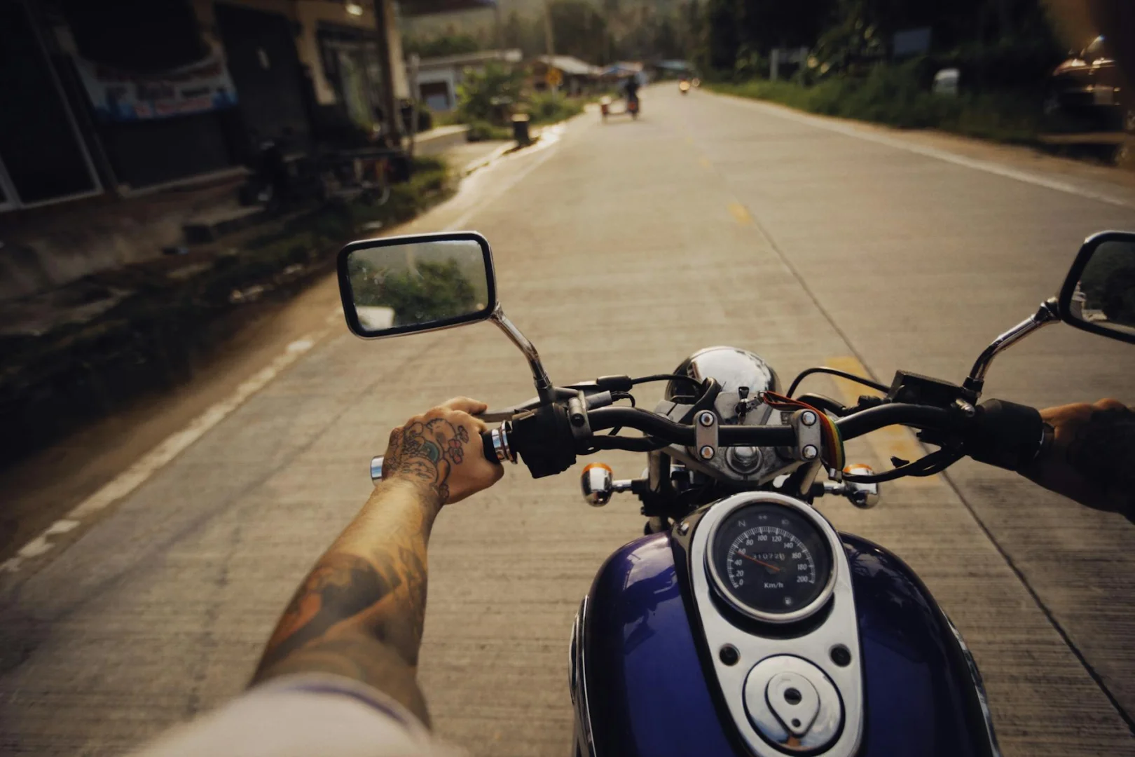 Najpiękniejsze trasy motocyklowe w Polsce: odkryj zakręty i widoki