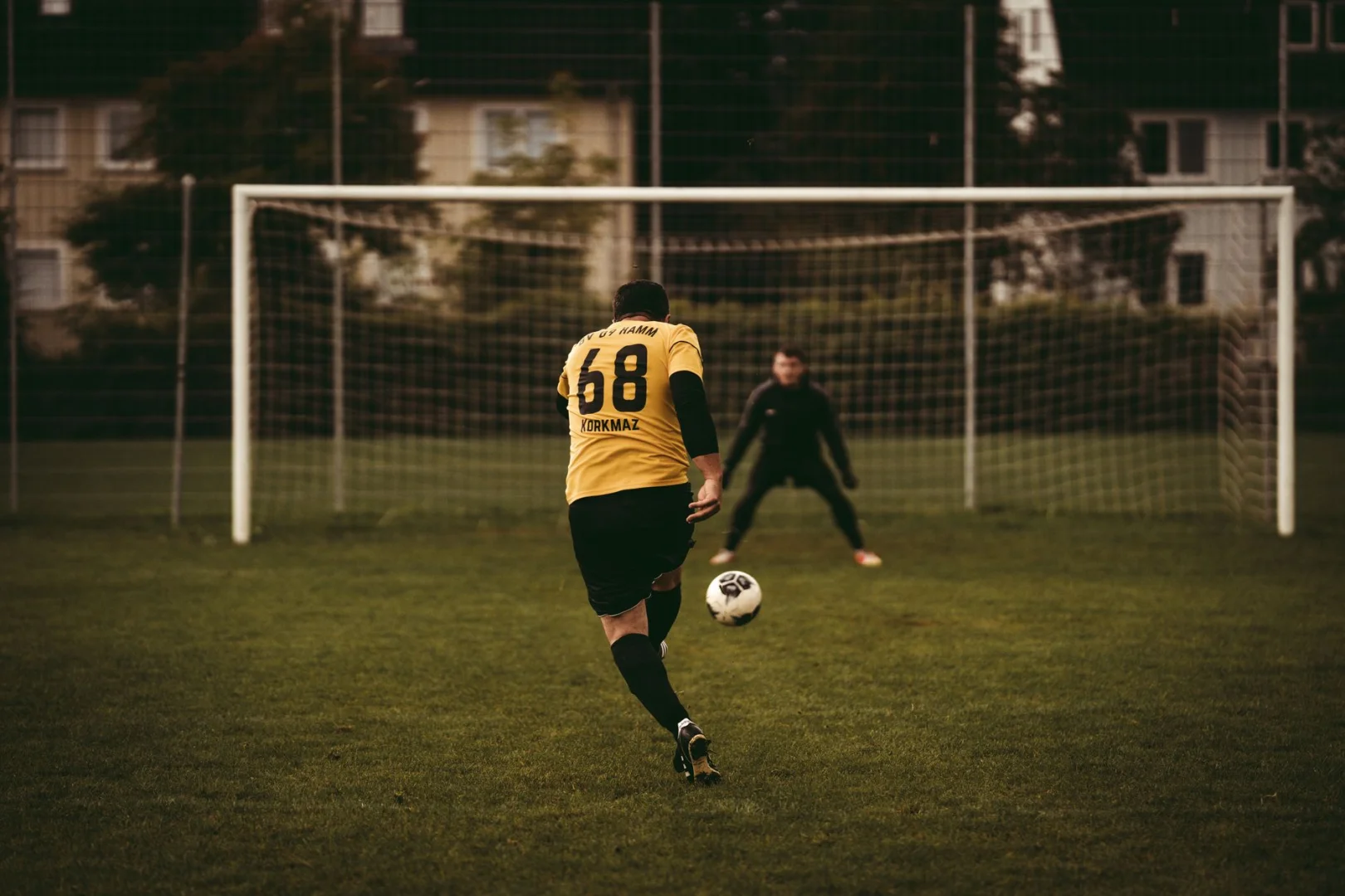 Dlaczego piłkarze pudłują karne? Psychologia sportu
