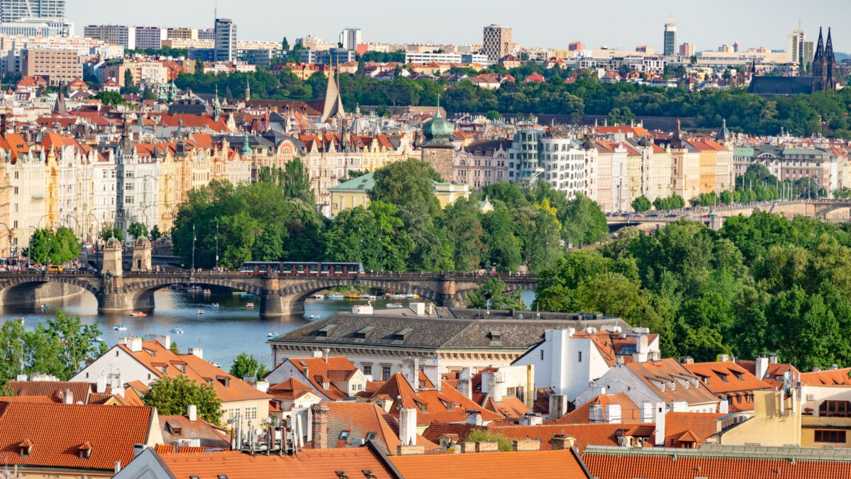 Praga czy Budapeszt na weekend? Sprawdź, które miasto pasuje do Twoich planów